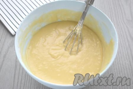 Понемногу добавляя оставшуюся муку и полностью вмешивая её, замешиваем в меру вязкое, однородное тесто, напоминающее сметану средней жирности.