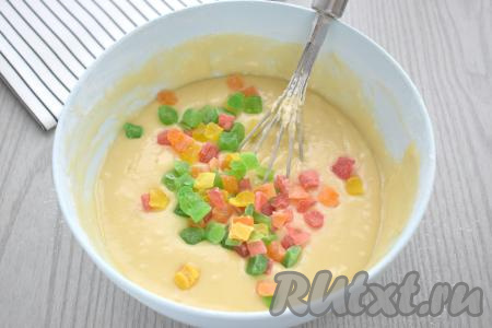 В замешанное тесто кладём цукаты. Перемешиваем, равномерно распределяя цукаты по всему тесту.