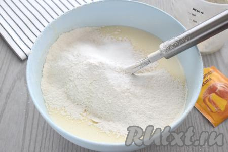 В миску с получившейся смесью всыпаем 150 грамм муки и весь разрыхлитель, перемешиваем венчиком.