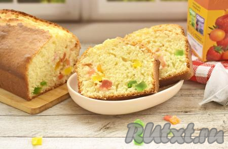 Нежный, мягкий кекс, приготовленный из теста, замешанного на кефире, нарезаем на кусочки и подаём к столу. Благодаря цукатам, эта выпечка очень аппетитно смотрится в разрезе, да и на вкус она очень хороша!