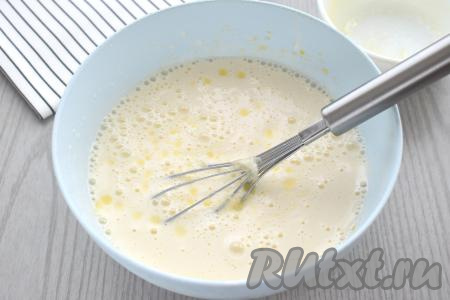 Сливочное растапливаем (я растопила его в микроволновке), даём немного остыть. В смесь кефира и яиц вливаем растопленное негорячее сливочное масло, перемешиваем венчиком до однородности.