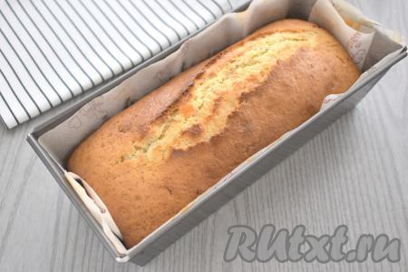 Отправляем форму с тестом в духовку, предварительно разогретую до 180 градусов, выпекаем кекс с цукатами около 40 минут (до готовности). Для того чтобы проверить готовность, нужно проколоть кекс до дна сухой деревянной шпажкой, если после покалывания выпечки шпажка останется сухой, на ней не будет следов теста, значит кекс полностью готов. Достаём готовую выпечку из духовки.&nbsp;