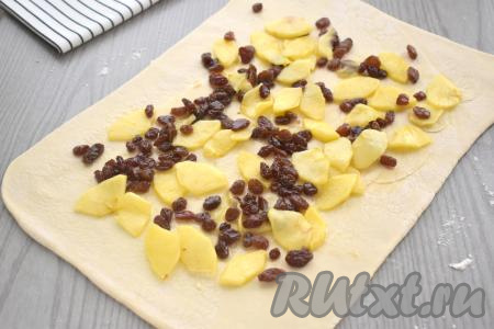 На раскатанный пласт теста, отступая от краёв по 3 сантиметра, равномерно выкладываем остывшую начинку из яблок.