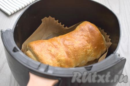 Через 13 минут с момента начала выпечки нужно достать чашу из аэрогриля, перевернуть штрудель на другую сторону, снова отправить в аэрогриль и готовить оставшиеся 12 минут. Готовый штрудель должен приятно подрумяниться с двух сторон. Я выпекала его в аэрогриле мощностью 1400 Ватт с 1 ТЭН-ом, по прошествии 25 минут он был полностью готов.