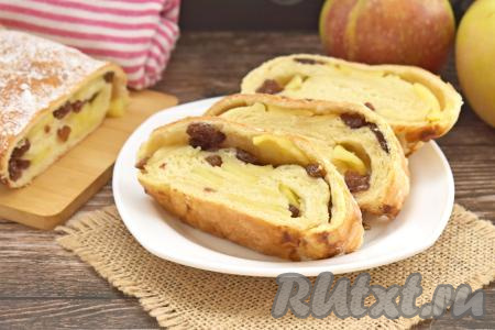 Штрудель с яблоками достаём из аэрогриля, даём немного остыть, нарезаем на кусочки и подаём к столу. Перед подачей, по желанию, можно немного присыпать выпечку сахарной пудрой. Слоёное тесто и сочная, нежная начинка делают эту простую выпечку и аппетитной, и вкусной.&nbsp;