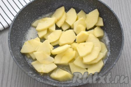 Яблоко очищаем от кожуры, нарезаем на тонкие ломтики, не затрагивая семенную коробочку с семечками. В сковороду с однородной карамельной массой выкладываем нарезанные яблоки, перемешиваем. Периодически перемешивая, тушим яблоки до мягкости. Яблочные ломтики должны стать мягкими, но при этом не потерять форму. Продолжительность тушения зависит от сорта яблок (я тушила минут 5-6).
