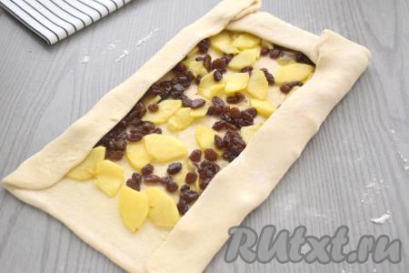 Вначале немного подгибаем один более короткий край прямоугольника, затем, как на фото, подгибаем два более длинных края прямоугольника.