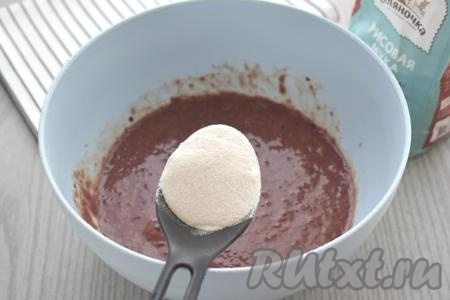 Далее в печёночный фарш всыпаем по 1 столовой ложке рисовой муки, перемешивая до однородности после добавления каждой порции муки. Муки нужно столько, чтобы печёночный фарш стал вязким, как сметана средней густоты. Я в общей сложности для получения фарша нужной густоты добавила 2,5 столовых ложки рисовой муки.