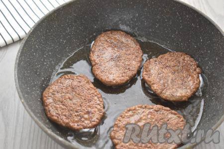 Разогреваем на сковороде растительное масло, затем выкладываем по 1-1,5 столовых ложки печёночного фарша, формируя округлые плоские оладьи. Жарим оладьи из куриной печени с рисовой мукой до подрумянивания с двух сторон (примерно по 2-2,5 минуты с каждой стороны). Готовые оладьи перекладываем со сковороды на тарелку. Периодически перемешивая фарш, постепенно жарим все оладушки. Из предложенного количества ингредиентов у меня получились 11 оладий.