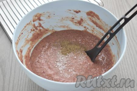 Получившийся печёночный фарш для оладий по вкусу солим и перчим, снова перемешиваем.