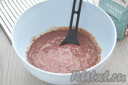 Куриную печень вместе с луком пропускаем через мясорубку в глубокую миску.