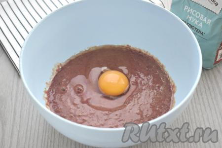 В фарш из куриной печени вбиваем сырое яйцо, перемешиваем печёночный фарш до однородности.
