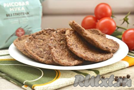 Сочные, нежные, аппетитные печёночные оладьи, приготовленные из куриной печени с рисовой мукой, к столу подаём горячими, дополнив гарниром и любимым соусом.