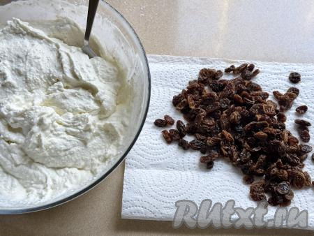 Распарившийся изюм откинуть на сито, после этого промыть под проточной водой. Разложить изюм на бумажном полотенце, чтобы он обсох. Пока изюм обсыхает, осмотреть его, убирая, если есть, остатки веточек на изюминках.&nbsp;