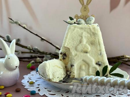 Вкусную, нежную творожную пасху, приготовленную со сливками и сметаной, украсить (я украсила шоколадными яйцами) и подать к пасхальному столу.