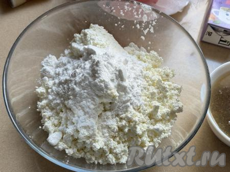 В достаточно глубокой миске, в которой в дальнейшем будет удобно взбивать погружным блендером, нужно соединить творог и сахар (или сахарную пудру).&nbsp;