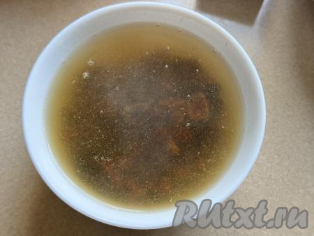 Изюм промыть под проточной водой, выложить в небольшую миску, залить кипящей водой и оставить минут на 10.&nbsp;