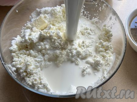 Пробить творожную массу погружным блендером. Влить сливки.&nbsp;