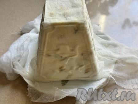 На следующий день достать пасочницу из холодильника, убрать гнёт и края марли, закрывающие основание пасхи. Перевернуть пасху на тарелку, снять створки пасочницы и убрать марлю.&nbsp;