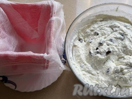 Перемешать творожно-сливочную массу, равномерно распределяя изюм.&nbsp;Пасочницу (я взяла пасочницу высотой 12 сантиметром, с квадратным основанием со стороной 12 сантиметров) застелить марлей так, чтобы концы марли свисали с краёв формы.&nbsp;