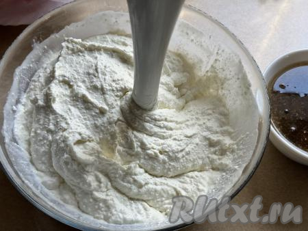 Пробить творожно-сливочную массу до однородности.&nbsp;