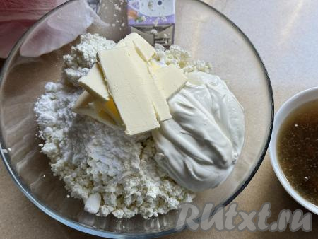 В эту же миску выложить сметану и сливочное масло комнатной температуры, нарезанное на кусочки.&nbsp;
