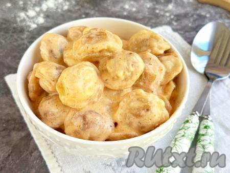 Жареные пельмени в сметане с сыром на сковороде