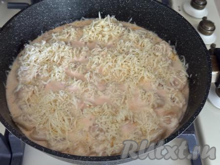 Затем пельмени, протушившиеся в сметане, присыпать сыром, натёртым на крупной тёрке, хорошо перемешать.&nbsp;