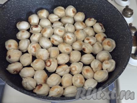 Жарить пельмени на среднем огне с двух сторон до золотистого цвета.