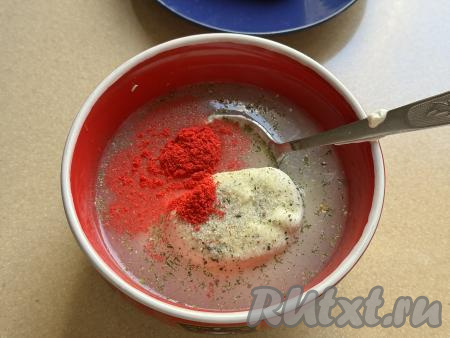 Для приготовления соуса нужно в небольшую миску выложить сметану, влить воду, всыпать соль и специи (в качестве специй я решила использовать паприку и соль, смешанную с зеленью).&nbsp;