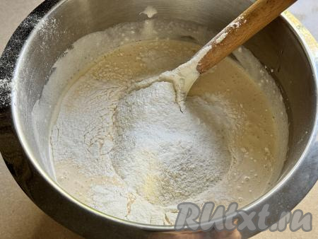 Перемешать массу лопаткой (или столовой ложкой) до однородности, а затем всыпать 150 грамм просеянной муки и весь разрыхлитель.&nbsp;