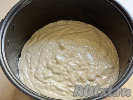 Дно чаши мультиварки выстелить пергаментом. Пергамент, застилающий дно мультиварки, и бока чаши мультиварки смазать маслом. Выложить тесто в чашу мультиварки, разровнять лопаткой.&nbsp;