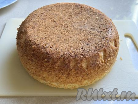 Готовый творожный кекс слегка остудить в чаше мультиварки, а затем с помощью чаши для варки на пару перевернуть выпечку на доску (или на тарелку), дать остыть.&nbsp;