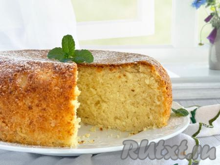 Пышный, ароматный, очень вкусный, мелкопористый творожный кекс, приготовленный в мультиварке, нарезать на кусочки и подать к столу.