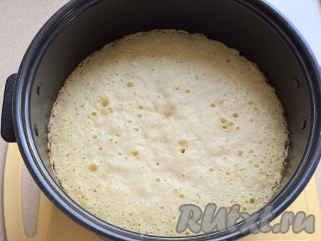 Установить чашу в мультиварку. Крышку мультиварки закрыть, выставить режим "Выпечка" на 1 час 20 минут. После звукового сигнала мультиварки, сообщающего об окончании режима "Выпечка", проверить готовность кекса, проколов его сухой зубочисткой, если после прокалывания творожного теста на зубочистке не останется следов теста, значит кекс готов. Если кекс ещё не готов, увеличьте время приготовления кекса на режиме "Выпечка" на 5-10 минут.