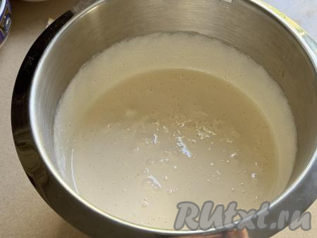 Взбить яйца с сахаром на максимальных оборотах миксера в течение 5-6 минут. Смесь яиц и сахара в процессе взбивания немного увеличится в объёме, станет однородной и светлой.&nbsp;