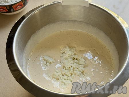 Творог выложить в миску, размять вилкой до однородности. Во взбитую смесь яиц и сахара влить растительное масло, добавить творог.&nbsp;