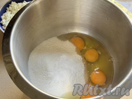 В чашу миксера вбить яйца, добавить сахар и ванильный сахар.&nbsp;