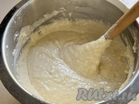 Снова перемешать до однородности. Частями добавляя оставшуюся просеянную муку и полностью вмешивая её, замесить однородное, воздушное творожное тесто для кекса, напоминающее по густоте сметану средней жирности. Как только замесили тесто нужной густоты, значит больше муку добавлять не нужно. Всыпая понемногу муку и каждый раз хорошо вмешивая её, учитывайте, что продукты у всех разные, поэтому нужно ориентироваться именно на густоту теста для кекса, а не на количество муки, указанное в ингредиентах.&nbsp;