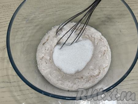 В миску запенившейся молочно-дрожжевой смесью всыпать ванильный сахар и&nbsp;весь оставшийся обычный сахар.