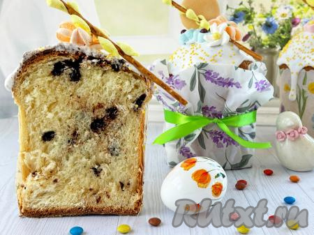 А вот как смотрится в разрезе кулич с шоколадными каплями. Мякиш у него воздушный, немного влажный, на вкус он в меру сладкий, с приятной ноткой шоколада. Такая выпечка станет достойным украшением пасхального стола!