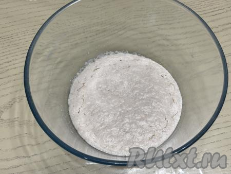 Через 15 минут на поверхности молочно-дрожжевой смеси появится пышная шапочка, это значит, что дрожжи заработали.