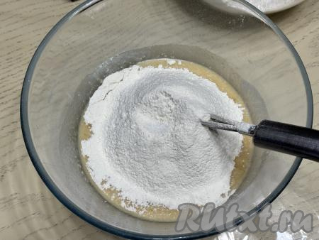 Отмерить и просеять 600 грамм муки в отдельную миску. 100 грамм из просеянной муки отложить пока в сторону (этой мукой будем в конце замеса регулировать густоту замешиваемого теста для куличей). В миску со смесью молока, яиц и дрожжей всыпать грамм 250 муки, перемешать тесто столовой ложкой до однородности. Начать постепенно добавлять оставшиеся 250 грамм муки, тщательно перемешивая тесто после добавления каждой порции муки. После того как перемешивать тесто ложкой станет сложно, начать вымешивать тесто руками.&nbsp; &nbsp;