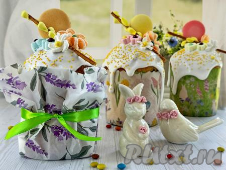 Достать готовые куличи из духовки, полностью остудить, затем покрыть любой глазурью (у меня - на желатине) и украсить по своему вкусу.