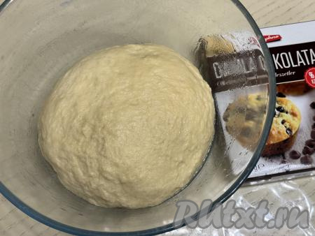 Переложить тесто в миску и, накрыв пищевой плёнкой (или полотенцем), убрать на 1,5 часа в тёплое место.