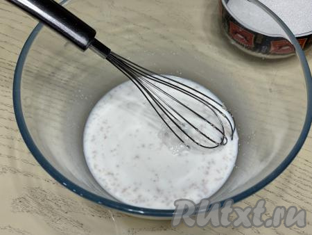 Молоко подогреть до 38-40 градусов (я подогрела в микроволновке), влить в миску. В миску с тёплым молоком всыпать сухие дрожжи и 1 чайную ложку сахара (сахар взять из общего количества, указанного в ингредиентах), тщательно перемешать венчиком и оставить на 15 минут в тёплом месте. Молоко должно быть именно тёплым, не горячим. Если температура молока будет  выше 42 градусов, дрожжи могут погибнуть и процесс брожения так и не начнётся.