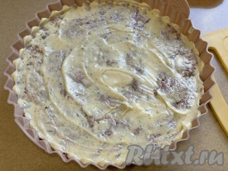 Сверху фарш смазать немного майонезом.