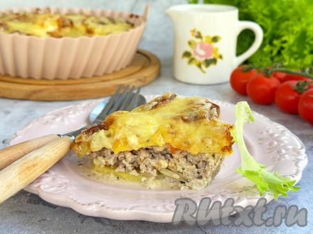 Подать картошку, запечённую с фаршем, в горячем виде, дополнив свежими или маринованными овощами.