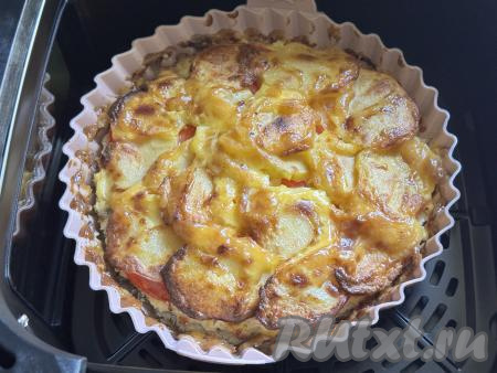 По прошествии времени достать чашу из аэрогриля и проверить картошку на готовность. Готовый картофель должен стать мягким, легко прокалываться зубочисткой. Если картошка ещё твердовата, можно увеличить время запекания на 5-10 минут.