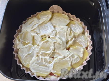 Силиконовую форму с картошкой по-французски с фаршем поставить в чашу аэрогриля, отправить в аэрогриль. Выставить температуру 170 градусов, время - 40 минут.